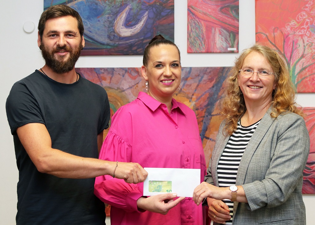 Aus der Region für die Region: Stefanie Sperrer (Mitte), Vorsitzende des Vereins „Just Friends e. V.“, überreichte dem „Haus St. Elisabeth“, vertreten durch Einrichtungsleiterin Hannelore Haberzett (r.) und Peter Wasel (l.), Bereichsleiter der Jugendwohngruppen und des Betreuten Wohnens, eine Spende in Höhe von 1000 Euro – der Erlös aus der 7.0-Fete.