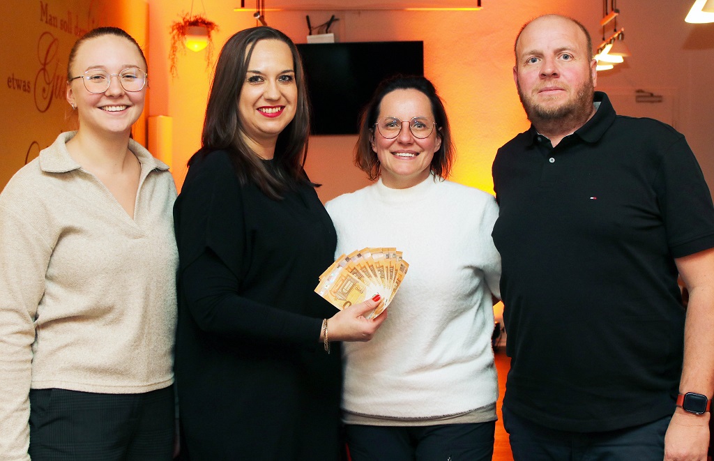 Spontane Unterstützung für die Weihnachtswichtel-Aktion zugunsten des Vereins „Die Tafel Weiden – Neustadt/WN e. V.“: Die „Just Friends“-Mitglieder Leonie Binner, Stefanie Sperrer und Stefan Ott (v. l.) überreichten „Tafel“-Mitglied Ilona Forster (2. v. r.) eine Spende in Höhe von 500 Euro.