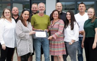 Aus der Region für die Region: Stefanie Sperrer (3. v. l.), Vorsitzende des Vereins „Just Friends e. V.“, und die Vorstandsmitglieder Katrin Sperrer, Stefan Ott, Michael Forster, Ilona Forster, Thomas Binner, Irina Neuber, Bekim Kastrati und Leonie Binner (v. l.) überreichten am Donnerstagabend dem Vorsitzenden des Vereins „HPZ RehaSport“ Irchenrieth, Thomas Fritsch (5. v. l.), eine Spende in Höhe von 1000 Euro – einem Teil des Erlöses aus der 9.0-Fete.