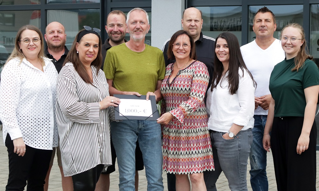 Aus der Region für die Region: Stefanie Sperrer (3. v. l.), Vorsitzende des Vereins „Just Friends e. V.“, und die Vorstandsmitglieder Katrin Sperrer, Stefan Ott, Michael Forster, Ilona Forster, Thomas Binner, Irina Neuber, Bekim Kastrati und Leonie Binner (v. l.) überreichten am Donnerstagabend dem Vorsitzenden des Vereins „HPZ RehaSport“ Irchenrieth, Thomas Fritsch (5. v. l.), eine Spende in Höhe von 1000 Euro – einem Teil des Erlöses aus der 9.0-Fete.