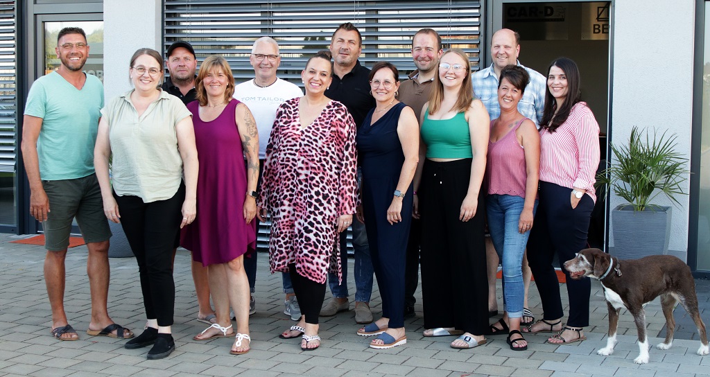 Der Verein „Just Friends e. V.“ wählte am Dienstagabend bei seiner Mitgliederversammlung seine neue Führungsriege (v. l.): Alexander Lang, Katrin Sperrer, Stefan Ott, Alexandra Lang, Oliver Fienz, Stefanie Sperrer, Bekim Kastrati, Ilona Forster, Michael Forster, Leonie Binner, Thomas Binner, Silvia Binner und Irina Neuber. Es fehlen: Stephan Landgraf und Max Gärber.