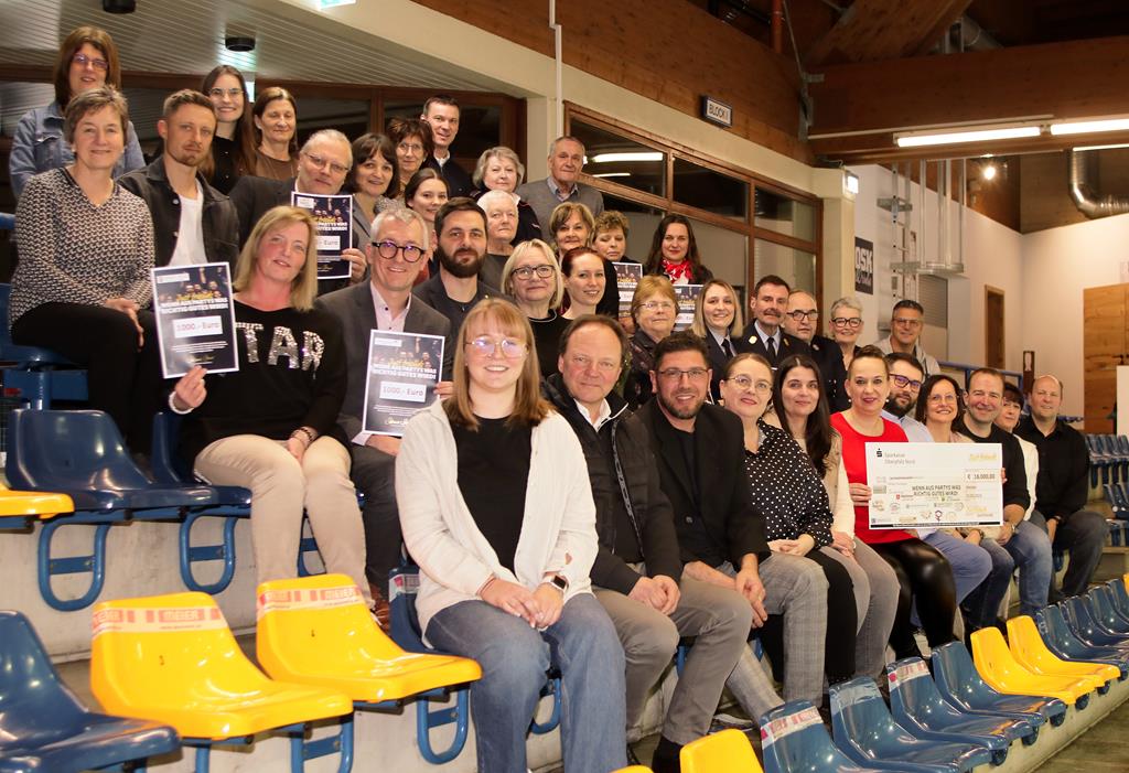 Aus der Region für die Region: Stefanie Sperrer (vordere Reihe, 6. v. r.), Vorsitzende des Vereins „Just Friends e. V.“, und ihr Team überreichten am Donnerstagabend im Devils Diner im Weidener Eisstadion 14 gemeinnützigen Einrichtungen und Vereinen eine Rekordspende in Höhe von insgesamt 16.000 Euro.